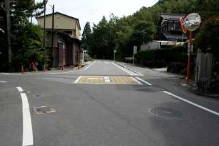 妙啓寺前を左折 「能登川踏切」を横断