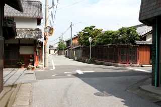県道２号を越え二筋目を右折