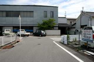 踏切から二筋目を左折 突き当たりびわこ銀行前を右折
