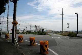 線路で旧道消失 左折して踏切