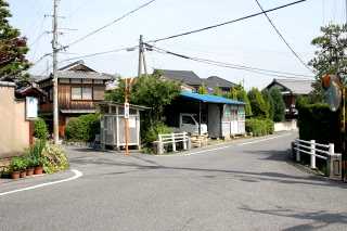 鍵の手（左折） 左写真旧道跡と直線道筋
