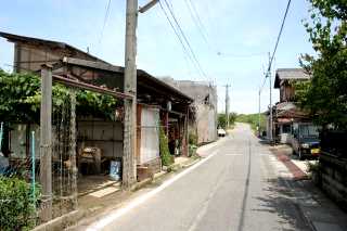 先、左にカーブして日野川へ 小南