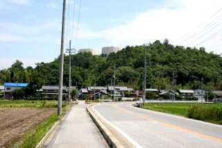 山崎山 県道２号は右にカーブ 旧道直進