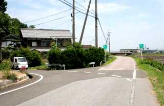 左折して短い旧道へ 清崎町 前方に天満橋