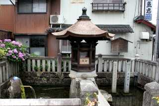 「西今町南」交差点角