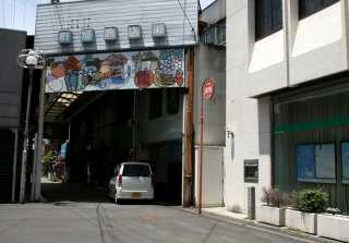 中央一番街 一筋目左手奥、「市場商店街」入口に 「高宮口御門跡」碑