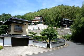 瑞岳寺前を通って国道８号を横断 古沢町