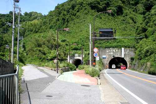 国道８号北側、左和山歩道トンネルへ