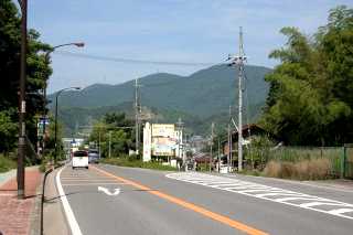 国道８号より右の旧道（県道２３９号）へ 左和山町