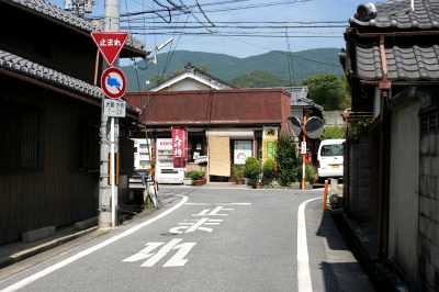 中山道に合流 鳥居本町 右角に道標