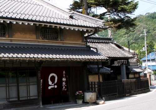 赤玉神教丸本舗(上2007年 下1966年) 鳥居本 彦根市