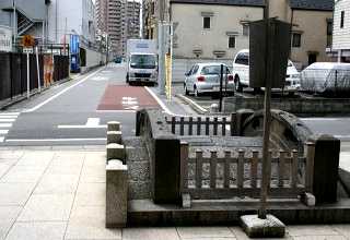 文治５年（１１８９）源頼朝もまた奥州征定のみぎり、祖先の吉例にならって戦勝を祈り、建久２年（１１９１）梶原景時に命じて社殿を造営しました。今なお境内に残る大きな手水石は、このとき頼朝が奉献したものであり、神門前の太鼓橋は景時の寄進と伝えられます。 注：前方まっすぐにのびるのが旧東海道。