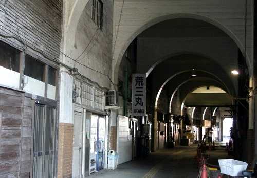 ＪＲ鶴見線 国道駅高架下 鶴見中央５丁目－生麦５丁目境界