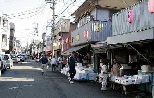生麦魚河岸通り ８時～１１時 （日祭日・水曜休業） 旧東海道